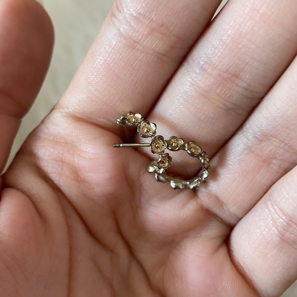 dainty flower brandy melville earrings - Picture 4 of 5
